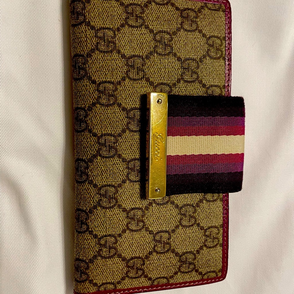 AUTHENTIC GUCCI limited edition wallet in a beautiful purple.